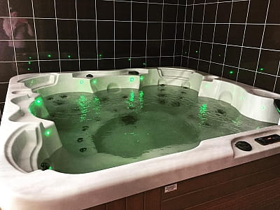 гідромасажна ванна в заміському комплексі Bulanovo в селі Буланове Полтавської області