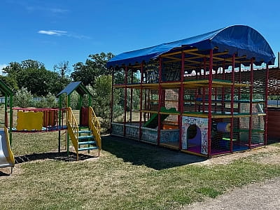 дитячий майданчик в заміському комплексі Bulanovo в селі Буланове Полтавської області