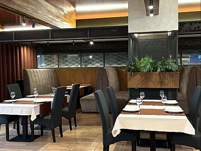 затишний ресторан на 60 місць в заміському комплексі Bulanovo в селі Буланове Полтавської області