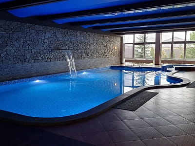 критий басейн SPA зони в заміському комплексі Bulanovo в селі Буланове Полтавської області