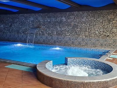 критий басейн SPA зони в заміському комплексі Bulanovo в селі Буланове Полтавської області