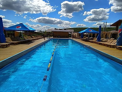 літній відкритий басейн в заміському комплексі Bulanovo в селі Буланове Полтавської області