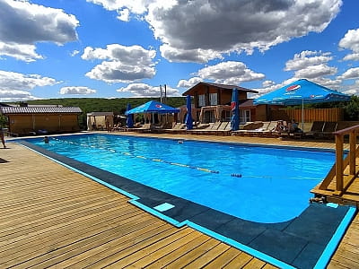 Заміський комплекс Bulanovo — відпочинок біля водойми з басейнами, СПА, рестораном і комфортним проживанням у Полтавському районі.