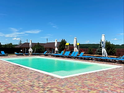 літній відкритий басейн в заміському комплексі Bulanovo в селі Буланове Полтавської області