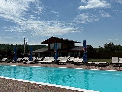 літній відкритий басейн в заміському комплексі Bulanovo в селі Буланове Полтавської області