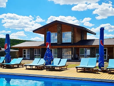 літній відкритий басейн в заміському комплексі Bulanovo в селі Буланове Полтавської області