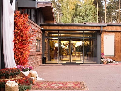 DOM — сучасний заміський комплекс у Київській області, створений для відпочинку, подій та перезавантаження серед лісу. 