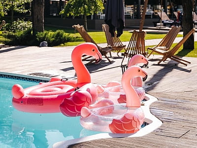 літній відкритий басейн в заміському комплексі DOM у Київській області