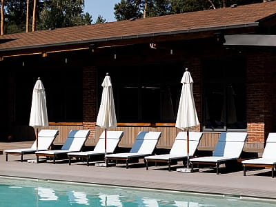 літній відкритий басейн в заміському комплексі DOM у Київській області