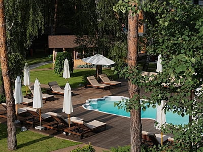 літній відкритий басейн в заміському комплексі DOM у Київській області