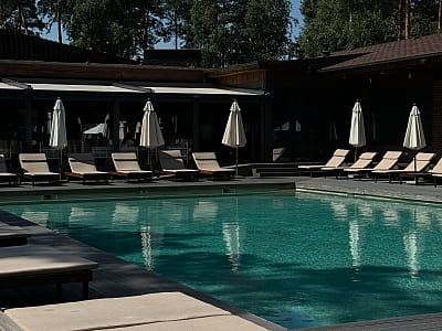 літній відкритий басейн в заміському комплексі DOM у Київській області