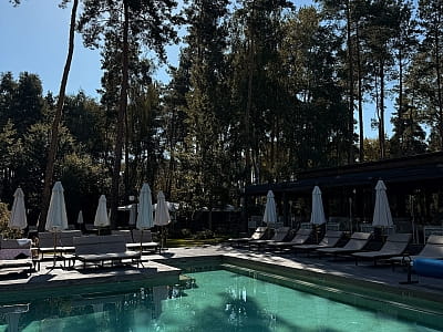 літній відкритий басейн в заміському комплексі DOM у Київській області