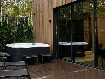 джакузі просто неба в заміському комплексі DOM у Київській області