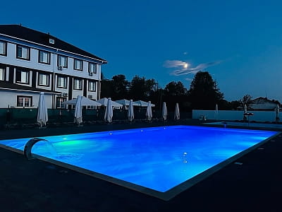 Заміський комплекс Garden Hotel — це сучасний простір для відпочинку та проживання у Кропивницькому, що поєднує готельний сервіс, зону літнього дозвілля та заклади харчування.