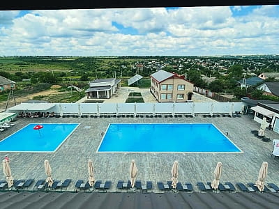 Заміський комплекс Garden Hotel — це сучасний простір для відпочинку та проживання у Кропивницькому, що поєднує готельний сервіс, зону літнього дозвілля та заклади харчування. 