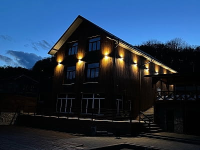 простора садиба для великих компаній в заміському комплексі «Грінвіч» в селі Залужжя, за кілька десятків хвилин їзди від Тернополя