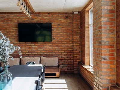 простора садиба для великих компаній в заміському комплексі «Грінвіч» в селі Залужжя, за кілька десятків хвилин їзди від Тернополя