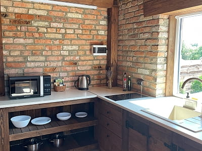 затишний будиночок для 2–4 гостей в заміському комплексі «Грінвіч» в селі Залужжя, за кілька десятків хвилин їзди від Тернополя