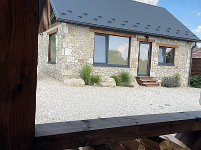 затишний будиночок для 2–4 гостей в заміському комплексі «Грінвіч» в селі Залужжя, за кілька десятків хвилин їзди від Тернополя