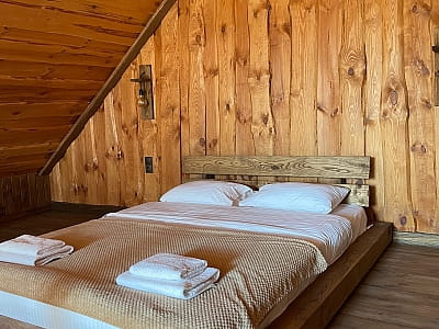 затишний будиночок для 2–4 гостей в заміському комплексі «Грінвіч» в селі Залужжя, за кілька десятків хвилин їзди від Тернополя