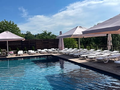 літній відкритий басейн в заміському комплексі «Грінвіч» в селі Залужжя, за кілька десятків хвилин їзди від Тернополя