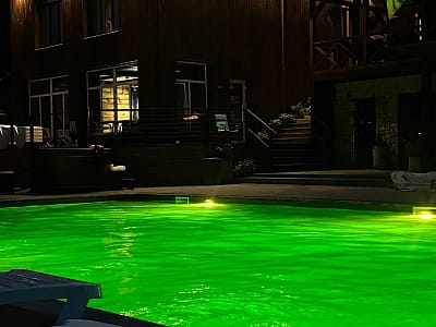 літній відкритий басейн в заміському комплексі «Грінвіч» в селі Залужжя, за кілька десятків хвилин їзди від Тернополя