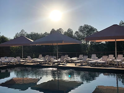 літній відкритий басейн в заміському комплексі «Грінвіч» в селі Залужжя, за кілька десятків хвилин їзди від Тернополя