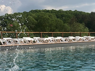 літній відкритий басейн в заміському комплексі «Грінвіч» в селі Залужжя, за кілька десятків хвилин їзди від Тернополя