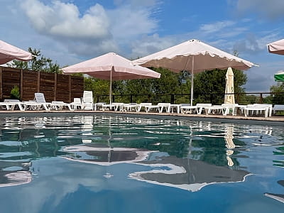 літній відкритий басейн в заміському комплексі «Грінвіч» в селі Залужжя, за кілька десятків хвилин їзди від Тернополя