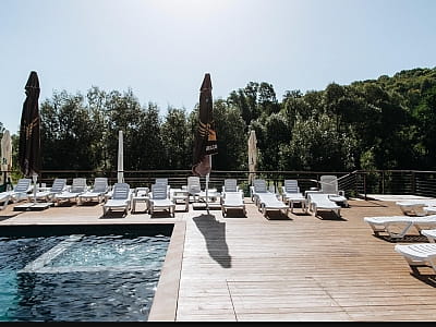 літній відкритий басейн в заміському комплексі «Грінвіч» в селі Залужжя, за кілька десятків хвилин їзди від Тернополя