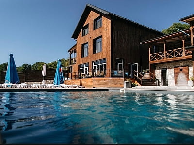 Заміський комплекс «Грінвіч» — це камерний простір для відпочинку серед мальовничої природи села Залужжя, за кілька десятків хвилин їзди від Тернополя. 