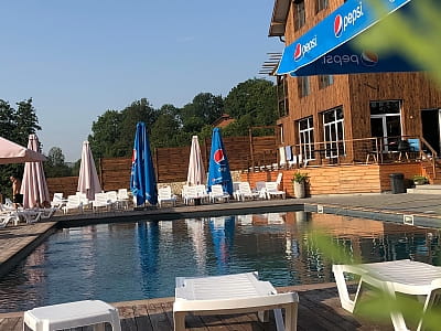 літній відкритий басейн в заміському комплексі «Грінвіч» в селі Залужжя, за кілька десятків хвилин їзди від Тернополя