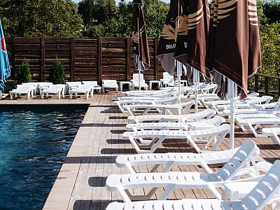 літній відкритий басейн в заміському комплексі «Грінвіч» в селі Залужжя, за кілька десятків хвилин їзди від Тернополя