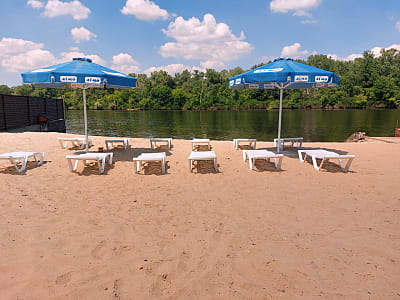 пляж в заміському комплексі «Хрещатик» у Черкаській області на березі річки Рось у місці її впадіння в Дніпро