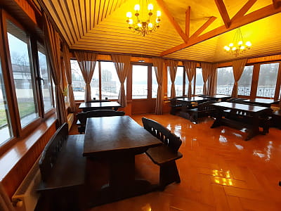 кафе/їдальня в заміському комплексі «Хрещатик» у Черкаській області на березі річки Рось у місці її впадіння в Дніпро