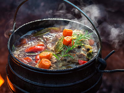 страви на вогні в заміському комплексі «Хрещатик» у Черкаській області на березі річки Рось у місці її впадіння в Дніпро