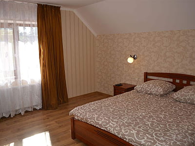 номери та котеджі в заміському комплексі «Хрещатик» у Черкаській області на березі річки Рось у місці її впадіння в Дніпро