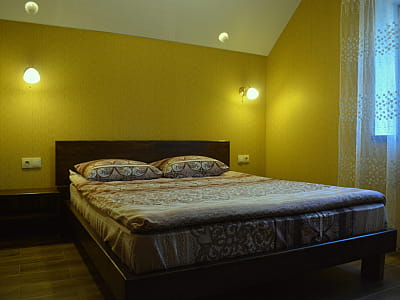 номери та котеджі в заміському комплексі «Хрещатик» у Черкаській області на березі річки Рось у місці її впадіння в Дніпро