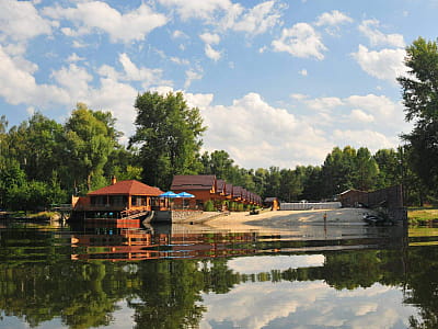 Заміський комплекс «Хрещатик» розташований у селі Хрещатик Черкаської області, на мальовничому березі річки Рось у місці її впадіння в Дніпро. 