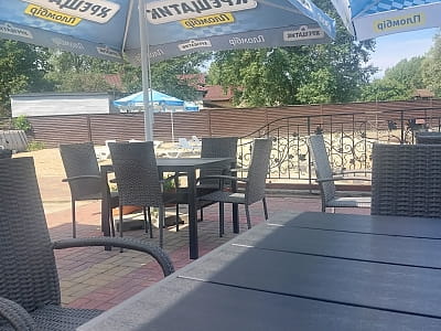 кафе/їдальня в заміському комплексі «Хрещатик» у Черкаській області на березі річки Рось у місці її впадіння в Дніпро