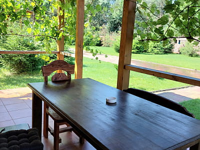 літні тераси котеджів в заміському комплексі «Хрещатик» у Черкаській області на березі річки Рось у місці її впадіння в Дніпро