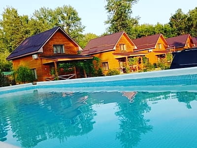 літній басейн в заміському комплексі «Хрещатик» у Черкаській області на березі річки Рось у місці її впадіння в Дніпро