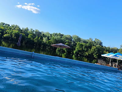 літній басейн в заміському комплексі «Хрещатик» у Черкаській області на березі річки Рось у місці її впадіння в Дніпро