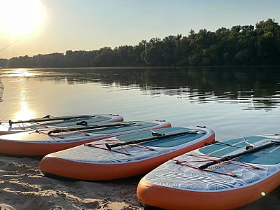 прогулянка на SUP-дошках в заміському комплексі «Хрещатик» у Черкаській області на березі річки Рось у місці її впадіння в Дніпро
