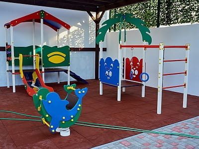 дитячий майданчик в заміському комплексі «Лубенська Слобода» у мальовничому куточку Полтавщини, лише за два кілометри від історичного міста Лубни