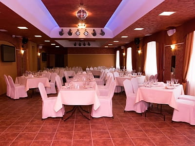 Ресторан в заміському комплексі «Лубенська Слобода» у мальовничому куточку Полтавщини, лише за два кілометри від історичного міста Лубни