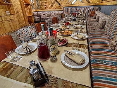 Зал Кришталь ресторану в заміському комплексі «Лубенська Слобода» у мальовничому куточку Полтавщини, лише за два кілометри від історичного міста Лубни