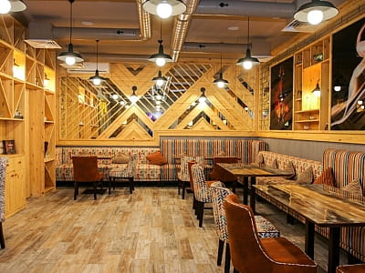 Зал Кришталь ресторану в заміському комплексі «Лубенська Слобода» у мальовничому куточку Полтавщини, лише за два кілометри від історичного міста Лубни