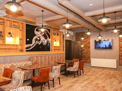 Зал Кришталь ресторану в заміському комплексі «Лубенська Слобода» у мальовничому куточку Полтавщини, лише за два кілометри від історичного міста Лубни