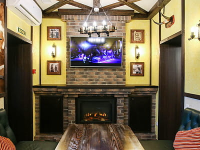 Зал Кантрі ресторану в заміському комплексі «Лубенська Слобода» у мальовничому куточку Полтавщини, лише за два кілометри від історичного міста Лубни